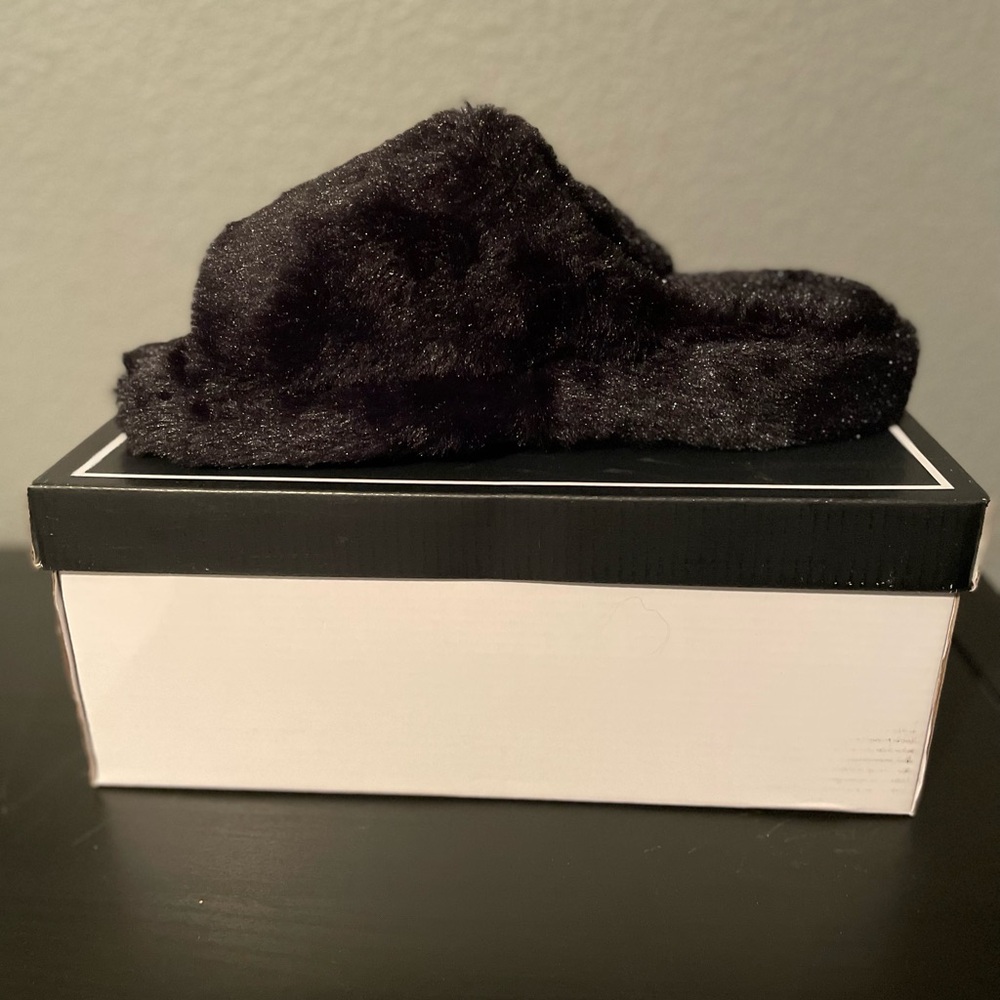 NIB Black faux fur slipper